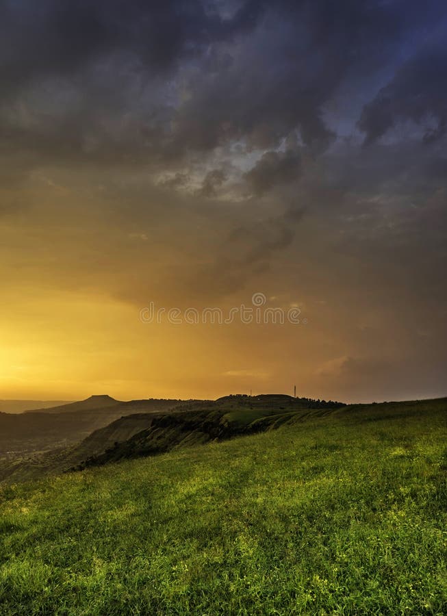 Luz dourada mágica, Kas Pathar, Satara, Maharashtra, Índia fotografia de stock Luz dourada mágica, Kas Pathar, Satara, Maharashtra, Índia fotografia de stock