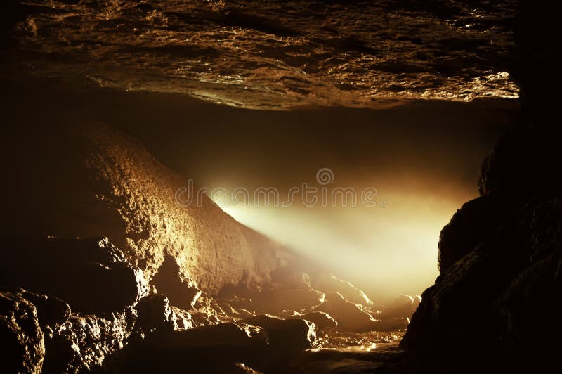 Luz en una cueva hermosa