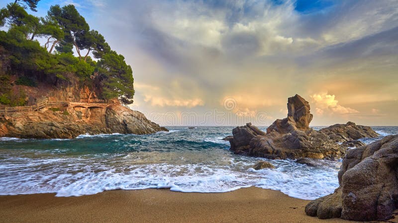 Luz hermosa de la puesta del sol en Costa Brava de España, cerca de la ciudad Palamos foto de archivo libre de regalías Luz hermosa de la puesta del sol en Costa Brava de España, cerca de la ciudad Palamos foto de archivo libre de regalías