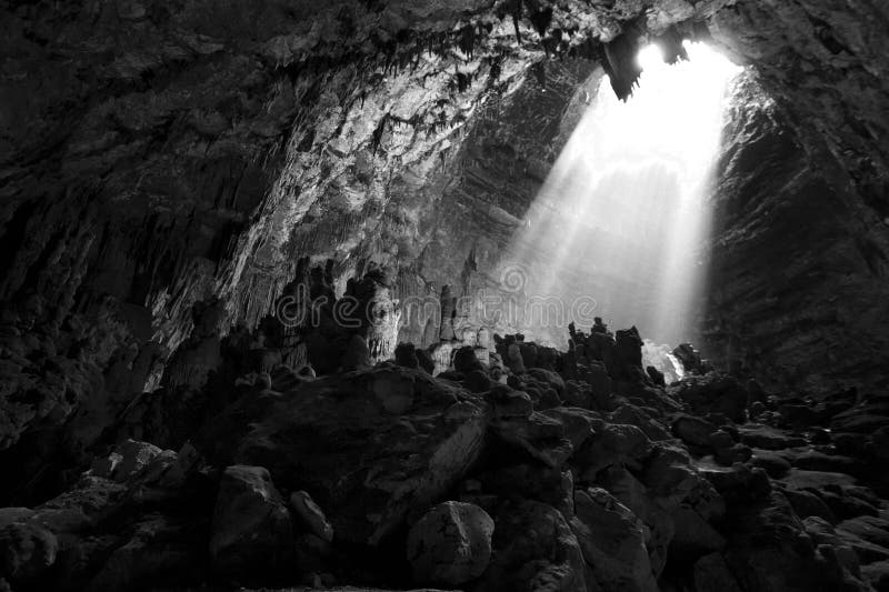 Luz na caverna fotos de stock Luz na caverna fotos de stock