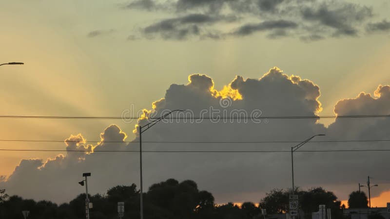 Luz celestial por trás das nuvens foto de stock royalty free