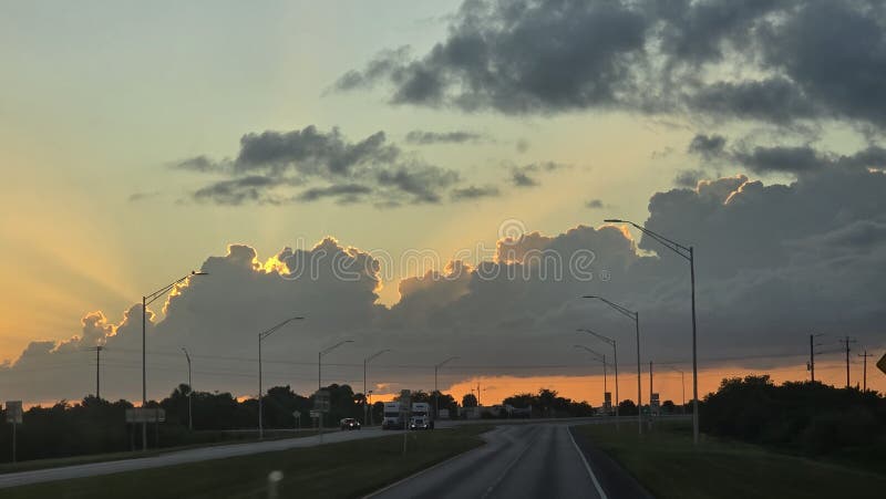 Luz celestial por entre as nuvens, viagem de carro fotos de stock royalty free