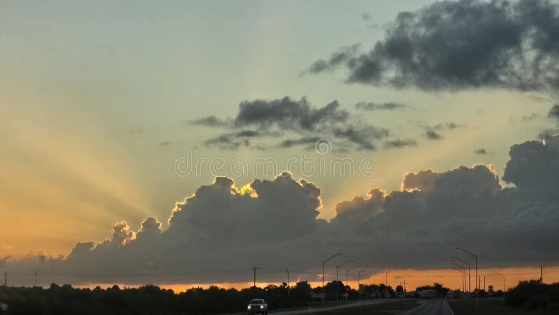 Luz celestial por entre as nuvens, viagem de carro imagem de stock royalty free
