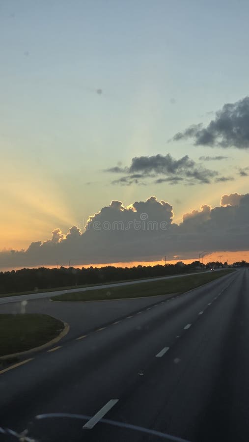 Luz celestial por entre as nuvens, viagem de carro fotos de stock royalty free