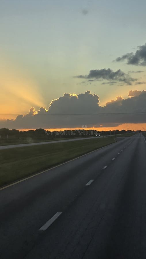 Luz celestial por entre as nuvens, viagem de carro fotografia de stock
