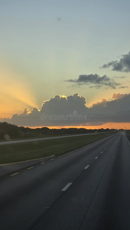 Luz celestial por entre as nuvens, viagem de carro imagens de stock royalty free