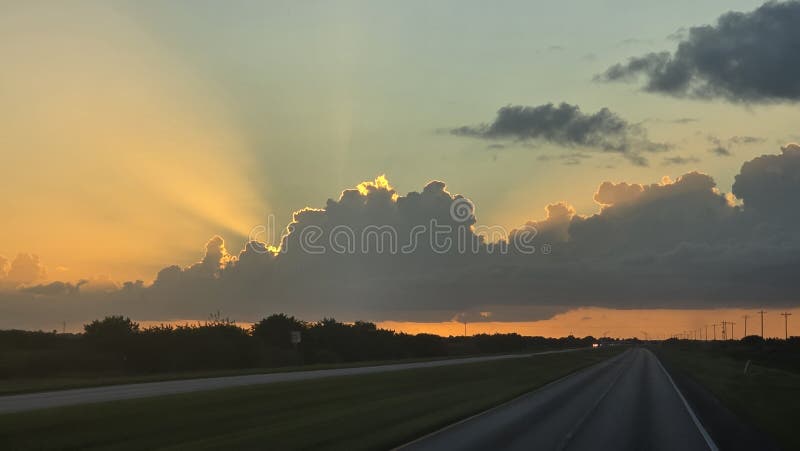 Luz celestial por entre as nuvens, viagem de carro imagens de stock
