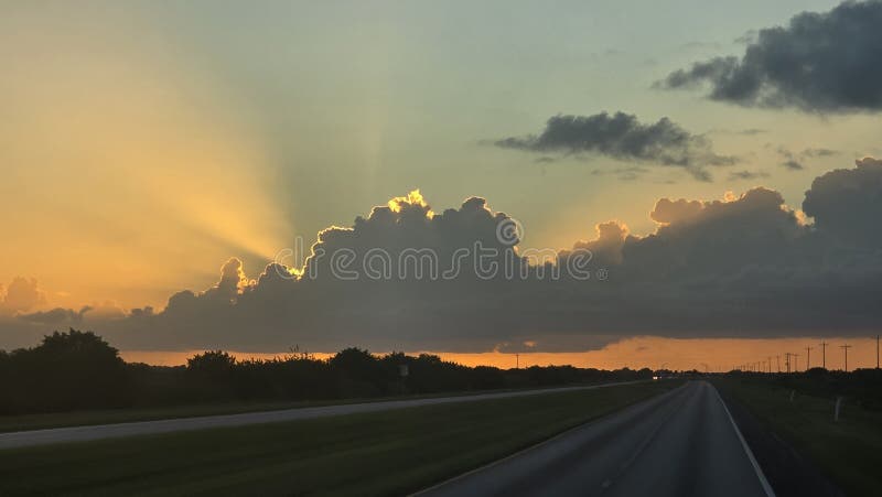 Luz celestial por entre as nuvens, viagem de carro imagem de stock