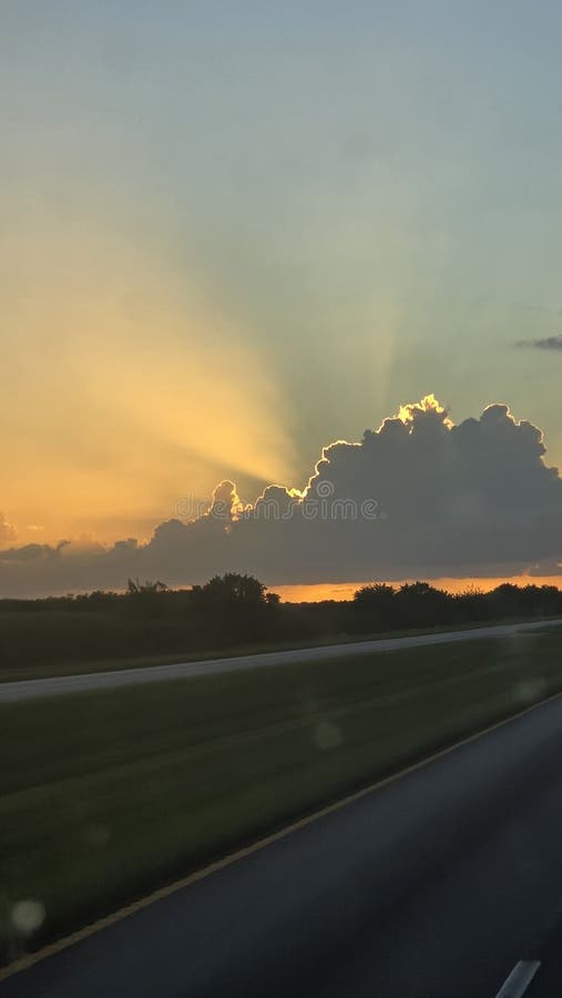 Luz celestial por entre as nuvens, viagem de carro imagem de stock
