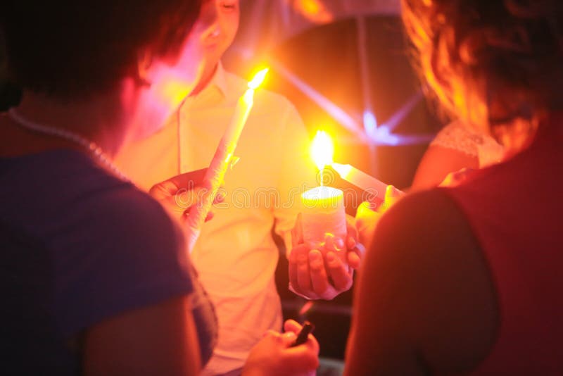 Luz rusa de la ceremonia de la tradición de la boda a la vela foto de archivo libre de regalías Luz rusa de la ceremonia de la tradición de la boda a la vela foto de archivo libre de regalías