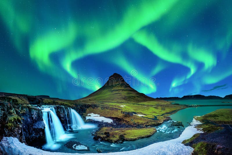 Luz septentrional, aurora borealis en Kirkjufell en Islandia Montañas de Kirkjufell en invierno