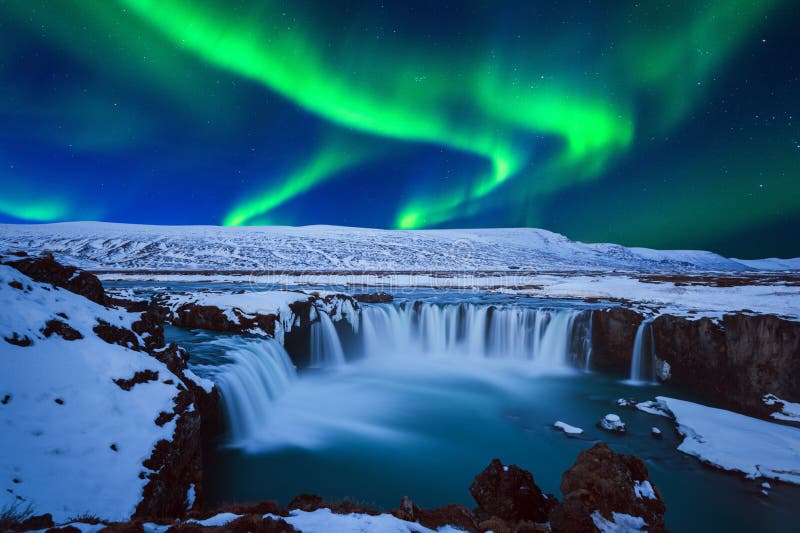 Luz septentrional, aurora borealis en la cascada en invierno, Islandia de Godafoss fotos de archivo