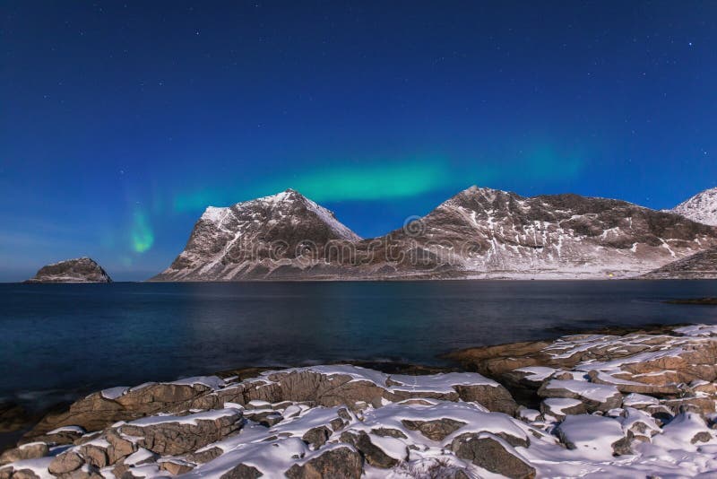 Luz septentrional debajo de las monta?as Paisaje natural hermoso en la Noruega imágenes de archivo libres de regalías Luz septentrional debajo de las monta?as Paisaje natural hermoso en la Noruega imágenes de archivo libres de regalías
