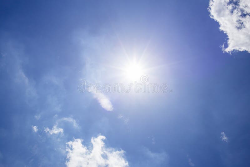 Luz solar con cielo azul y fondo de nube blanca imágenes de archivo libres de regalías