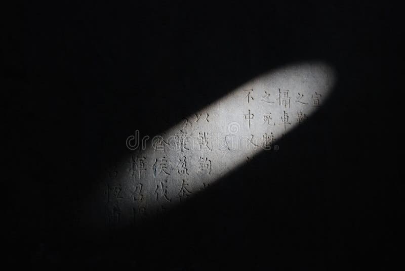 Luz solar em uma pedra da tabuleta imagens de stock royalty free Luz solar em uma pedra da tabuleta imagens de stock royalty free