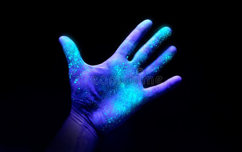 Luz ultravioleta en una mano que muestra el crecimiento de bacterias