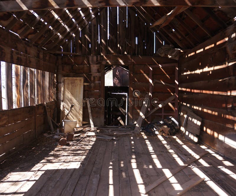 Luz y sombra en una cabaña vieja imagen de archivo Luz y sombra en una cabaña vieja imagen de archivo