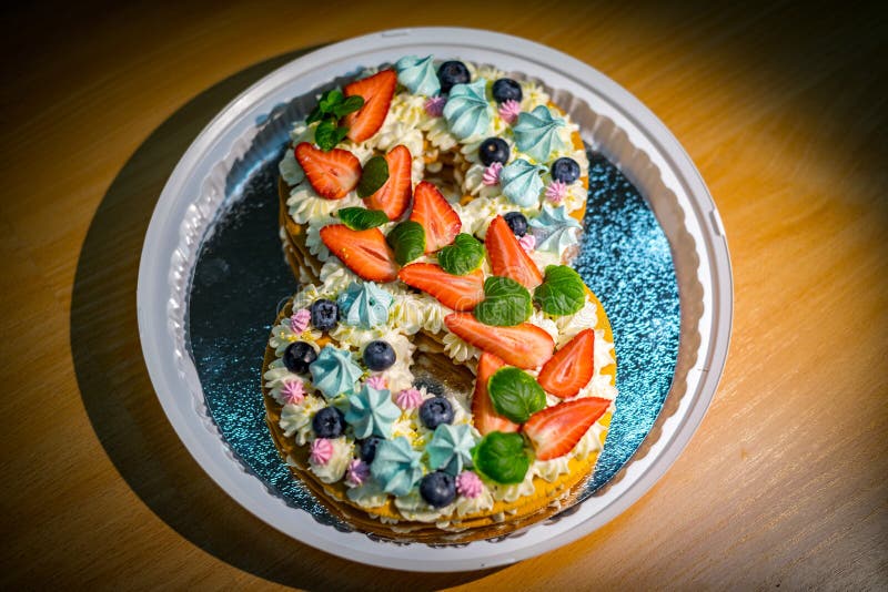 Luz y torta fresca El postre refinado hecho del merengue rematado con crema azotada baja en grasa, acuña las hojas y las fresas foto de archivo libre de regalías Luz y torta fresca El postre refinado hecho del merengue rematado con crema azotada baja en grasa, acuña las hojas y las fresas foto de archivo libre de regalías