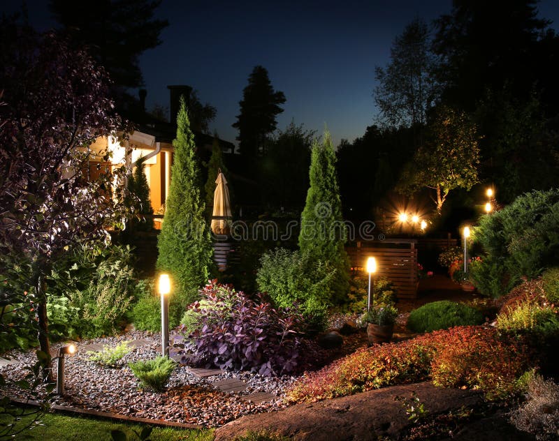 Luzes da iluminação do jardim fotografia de stock royalty free Luzes da iluminação do jardim fotografia de stock royalty free