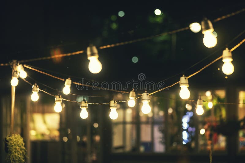 Luzes de cordas exteriores brilhando à noite