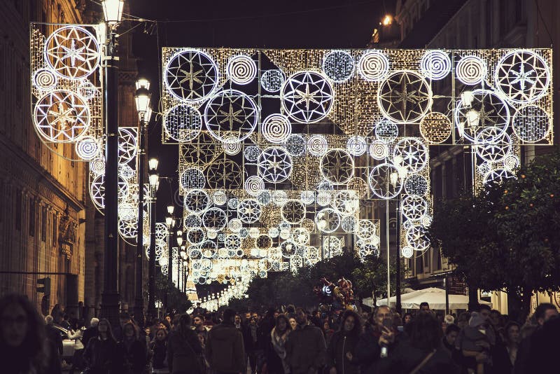 Luzes de Natal em ruas da cidade de Sevilha imagem de stock royalty free Luzes de Natal em ruas da cidade de Sevilha imagem de stock royalty free