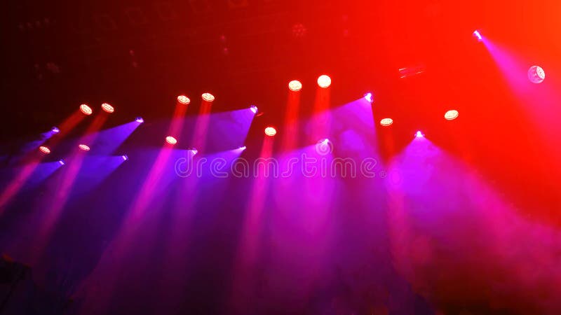 Luzes de palco, holofotes violeta e vermelhos imagem de stock royalty free