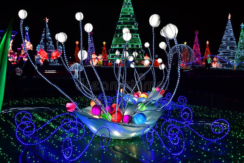 Luzes decorativas do Natal do inverno com cacho da luz de Natal do fundo imagem de stock Luzes decorativas do Natal do inverno com cacho da luz de Natal do fundo imagem de stock