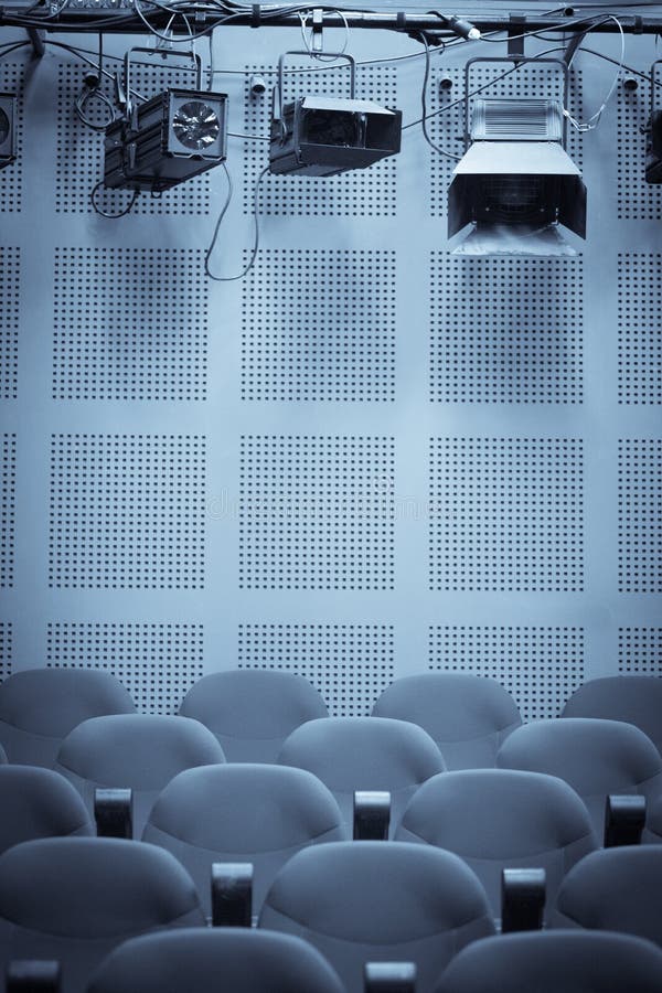 Luzes e fileiras dos assentos em um cinema foto de stock Luzes e fileiras dos assentos em um cinema foto de stock