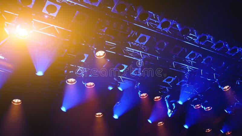 Focos no teto a funcionar fotos de stock royalty free