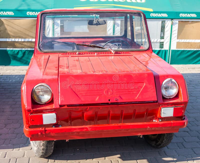 Lviv, de Oekraïne - Juni 2015: De autogrand prix 2015 van festivalleopolis Oude uitstekende retro auto stock afbeelding Lviv, de Oekraïne - Juni 2015: De autogrand prix 2015 van festivalleopolis Oude uitstekende retro auto stock afbeelding