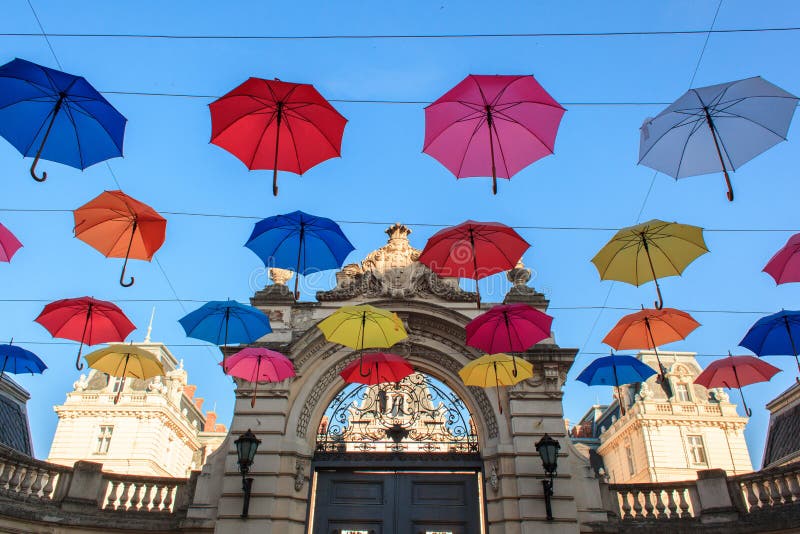 Lviv, de Oekraïne, 7 Juni, 2018 Stedelijke de straatdecoratie van Colorufulparaplu's royalty-vrije stock fotografie Lviv, de Oekraïne, 7 Juni, 2018 Stedelijke de straatdecoratie van Colorufulparaplu's royalty-vrije stock fotografie