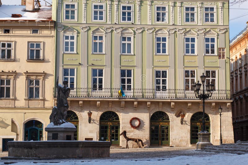 LVIV, de OEKRAÏNE - Maart 1, 2018 Marktvierkant Het historische stadscentrum van Lviv stock afbeelding LVIV, de OEKRAÏNE - Maart 1, 2018 Marktvierkant Het historische stadscentrum van Lviv stock afbeelding