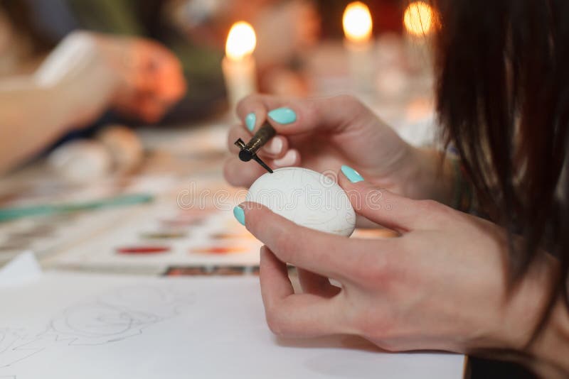 Lviv, de OEKRAÏNE - Maart 11, 2018 Oekraïense Paaseieren die Workshop schilderen stock afbeelding Lviv, de OEKRAÏNE - Maart 11, 2018 Oekraïense Paaseieren die Workshop schilderen stock afbeelding
