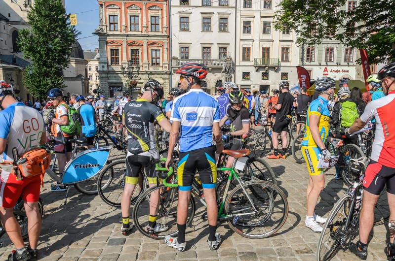 LVIV, DE OEKRAÏNE - MEI 2018: De amateurs van fietsersatleten op fietsen en in fietsvorm voor een fietspartij wordt verzameld in stock fotografie LVIV, DE OEKRAÏNE - MEI 2018: De amateurs van fietsersatleten op fietsen en in fietsvorm voor een fietspartij wordt verzameld in stock fotografie