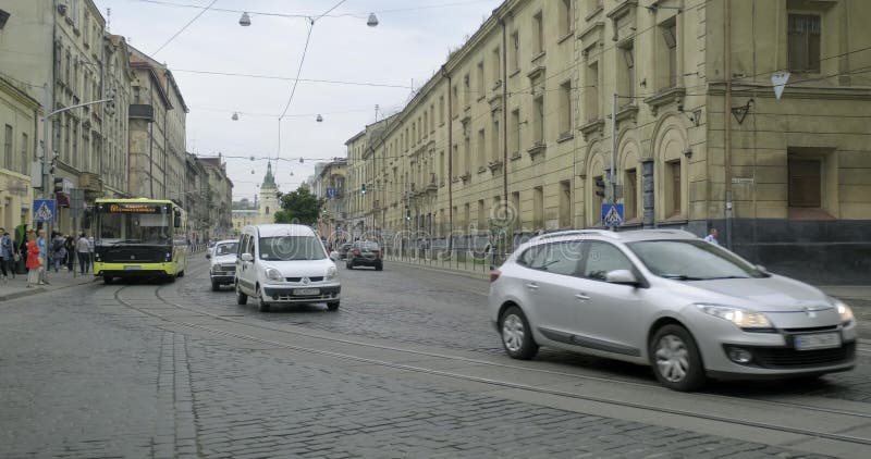 Lviv, UA, 08-08-2019 Estilo de vida de la ciudad de Lviv, tranvía en la calle central de la antigua ciudad turística europea, gen