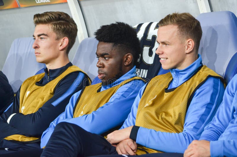 LVIV, UCRÂNIA - 19 de outubro de 2017: Jordan Torunarigha (c) durante a harmonia de liga do Europa do UEFA entre Zorya Luhansk contra Hertha BSC (Alemanha), Ucrânia