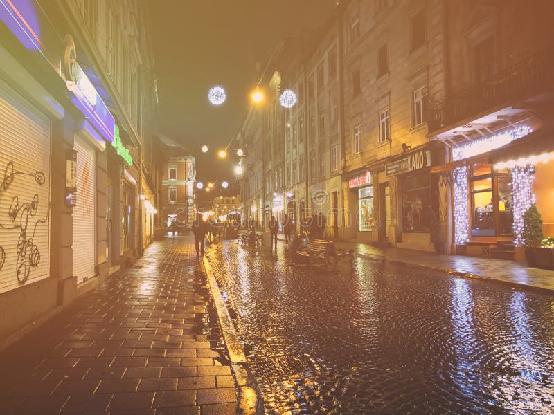 Lviv, Ucrania - 25 de diciembre de 2018: Hermosa ciudad histórica nocturna de Lviv Bella luz Nieve fotografía de archivo Lviv, Ucrania - 25 de diciembre de 2018: Hermosa ciudad histórica nocturna de Lviv Bella luz Nieve fotografía de archivo