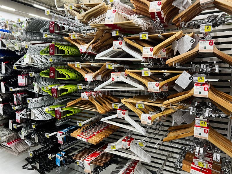 Lviv Ucrania 16 de febrero de 2025 : Perchas variadas en el pasillo de una tienda con etiquetas y precios fotografía de archivo libre de regalías