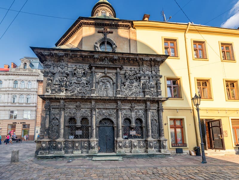 LVIV, UCRANIA - 9 DE SEPTIEMBRE DE 2016: Ciudad de Lviv con arquitectura local y gente Capilla de la familia de Boim foto de archivo libre de regalías LVIV, UCRANIA - 9 DE SEPTIEMBRE DE 2016: Ciudad de Lviv con arquitectura local y gente Capilla de la familia de Boim foto de archivo libre de regalías