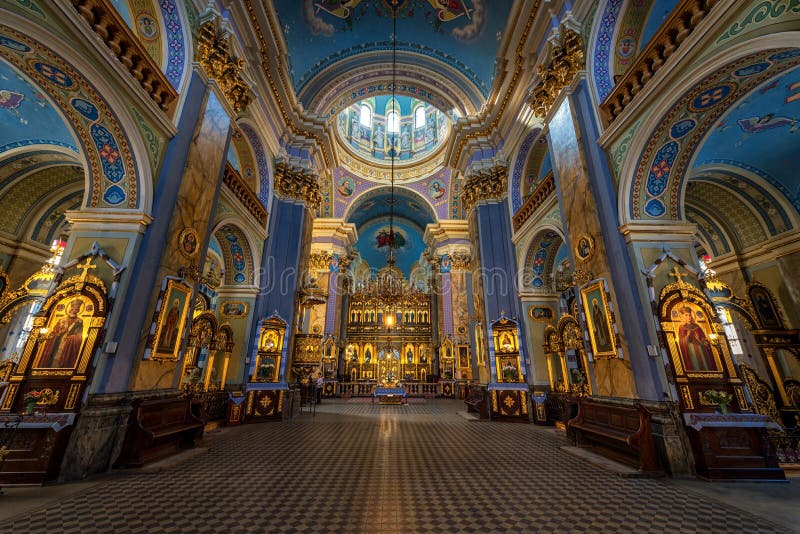 LVIV, UCRANIA - 9 DE SEPTIEMBRE DE 2016: Interior de la iglesia de la ciudad de Lviv Ornamento de lujo del oro foto de archivo LVIV, UCRANIA - 9 DE SEPTIEMBRE DE 2016: Interior de la iglesia de la ciudad de Lviv Ornamento de lujo del oro foto de archivo