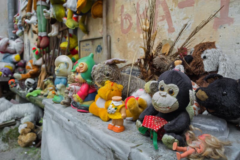 Lviv Ukraina - April 28, 2018: gården övergav leksaker av barn, inklusive dockor, nallebjörnar, apor och många andra arkivbild Lviv Ukraina - April 28, 2018: gården övergav leksaker av barn, inklusive dockor, nallebjörnar, apor och många andra arkivbild