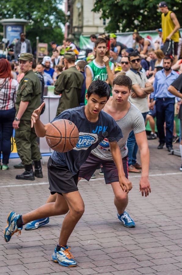 LVIV UKRAINA, CZERWIEC, - 2016: Gracze koszykówki bawić się na kwadracie w ulicznej koszykówce, streetball skokowy bój dla zdjęcia royalty free LVIV UKRAINA, CZERWIEC, - 2016: Gracze koszykówki bawić się na kwadracie w ulicznej koszykówce, streetball skokowy bój dla zdjęcia royalty free
