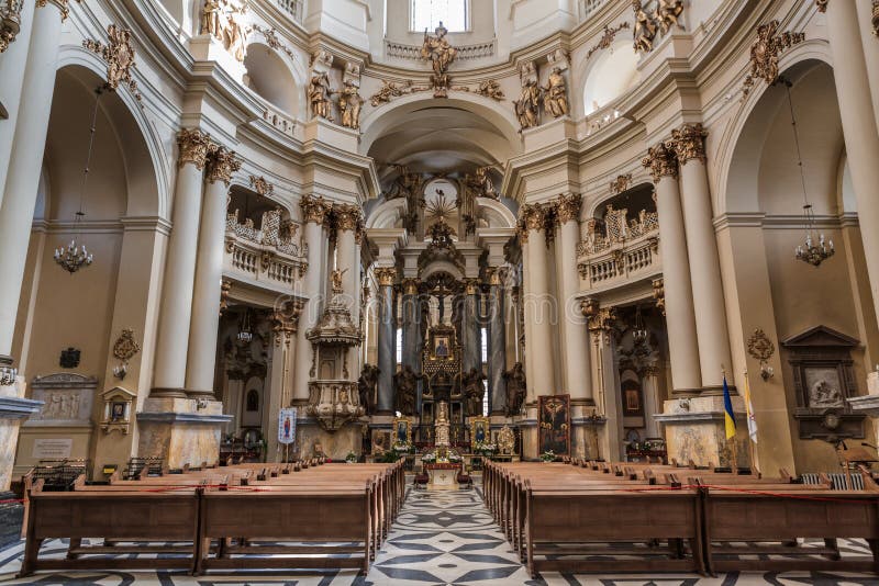 Lviv UKRAINA, Februari 27, 2017: inre av den katolska domkyrkan arkivbilder Lviv UKRAINA, Februari 27, 2017: inre av den katolska domkyrkan arkivbilder