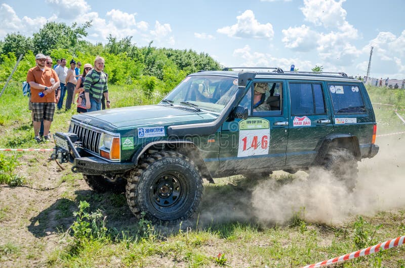 LVIV UKRAINA - MAJ 2016: Den enorma stämda biljeepen SUV som kör på en grusväg, samlar och att lyfta ett moln av damm bakom, blan arkivbild LVIV UKRAINA - MAJ 2016: Den enorma stämda biljeepen SUV som kör på en grusväg, samlar och att lyfta ett moln av damm bakom, blan arkivbild
