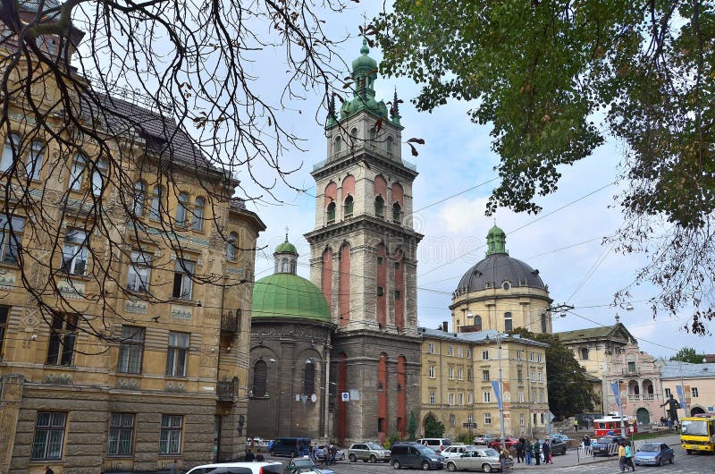 Lviv Ukraina, September, 16, 2013 Folk som går i den Pidvalna gatan i den historiska mitten av Lviv arkivfoto Lviv Ukraina, September, 16, 2013 Folk som går i den Pidvalna gatan i den historiska mitten av Lviv arkivfoto