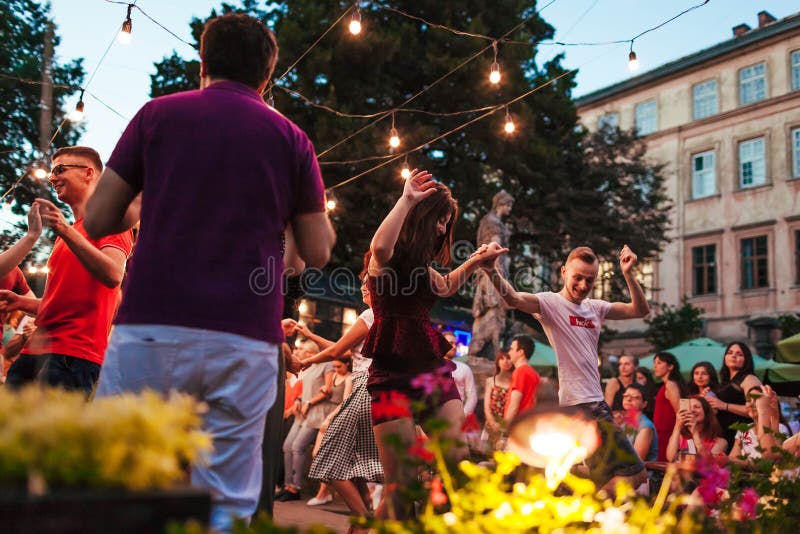 Lviv Ukraina, Sierpień, - 4, 2018 Ludzie tanczy salsa i bachata w plenerowej kawiarni w Lviv