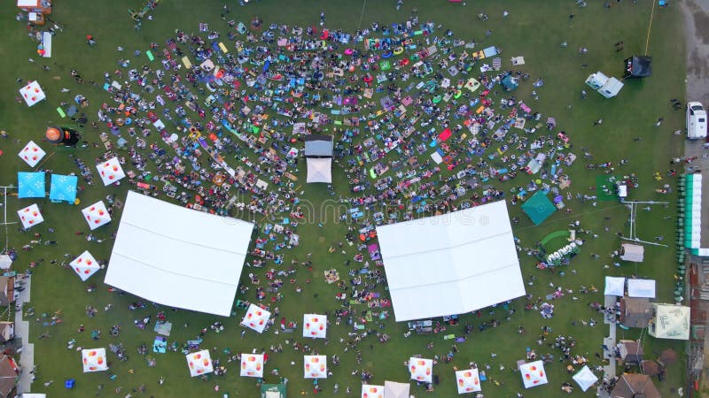 Lviv ukraine 25 juin 2021 : vue aérienne de la fête du jazz dans le parc public de la ville