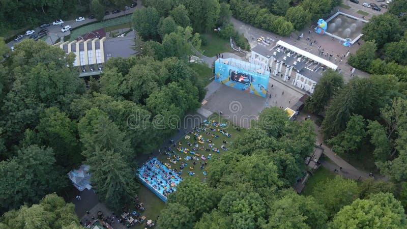 Lviv ukraine 25 juin 2021 : vue aérienne de la fête du jazz dans le parc public de la ville