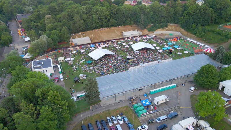 Lviv ukraine 25 juin 2021 : vue aérienne de la fête du jazz dans le parc public de la ville