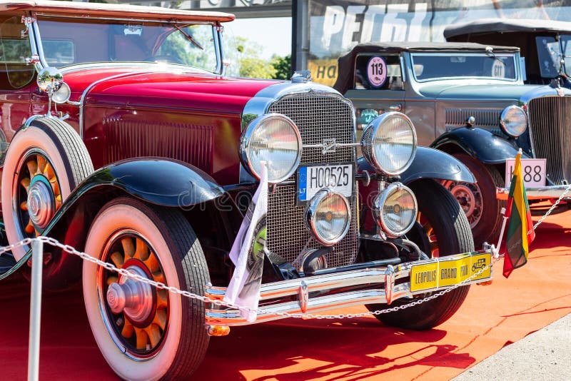 Lviv Ukraine 1. Juni 2019 Scheinwerfer eines Retrofahrzeugs Nahaufnahme Leopolis Grand Prix stockfotografie